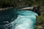 Turistas se admiram com a força e a beleza das águas dos Saltos de Petrohué, no Parque Nacional Vicente Pérez Rosales,  região de Puerto Varas, no sul do Chile
